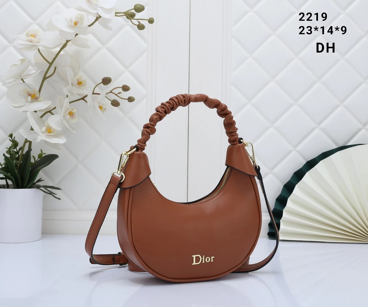 A Dior-style crescent-shaped shoulder bag - rep torby
