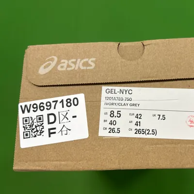 Zdjęcie QC: etykieta rozmiarowa na pudełku butów z oznaczeniami US 8.5, EUR 42 i 26,5 cm